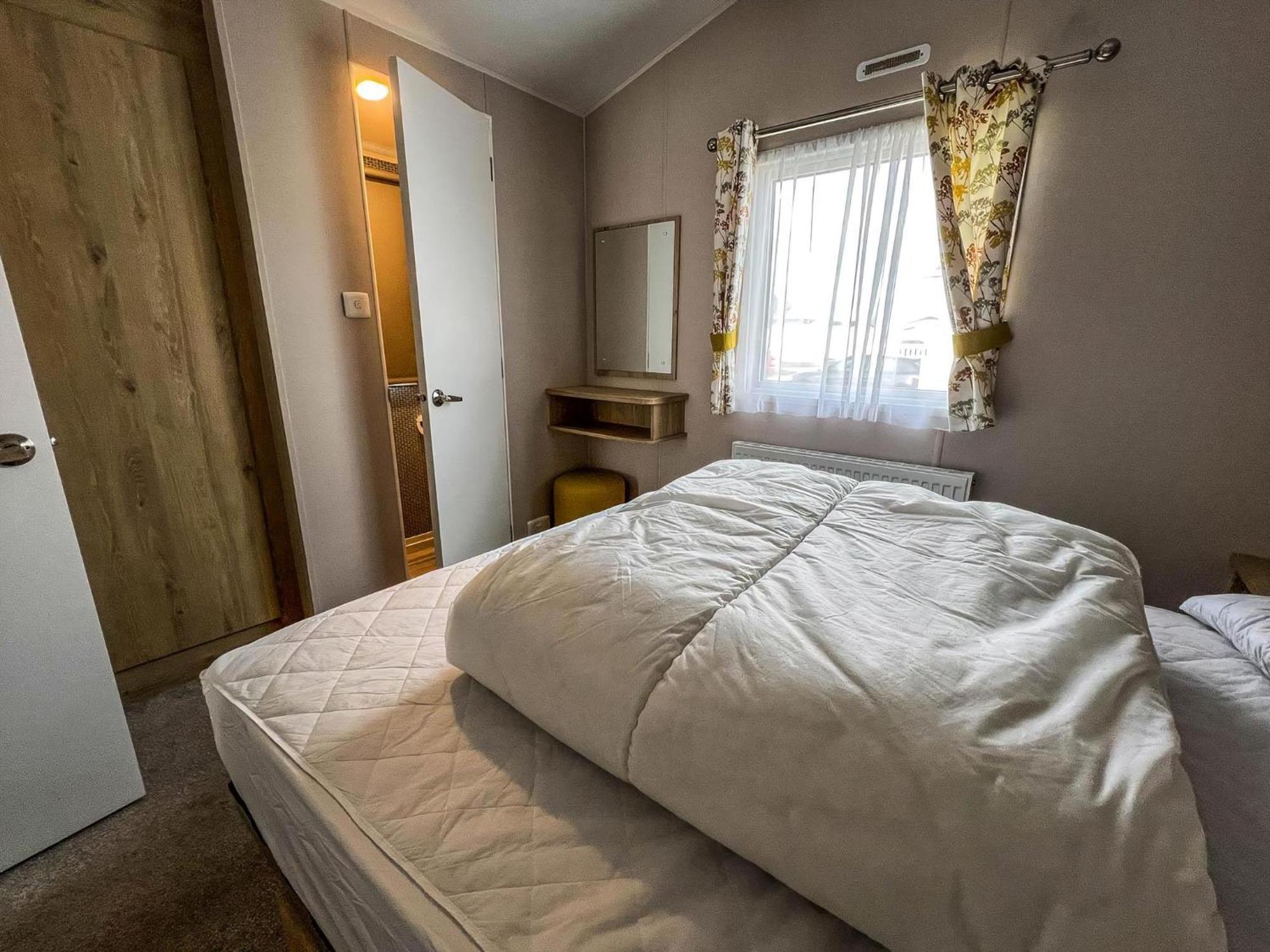 Modern 6 Berth Caravan With Wifi At St Osyth Beach In Essex Ref 28008Pm Clacton-on-Sea Exterior photo